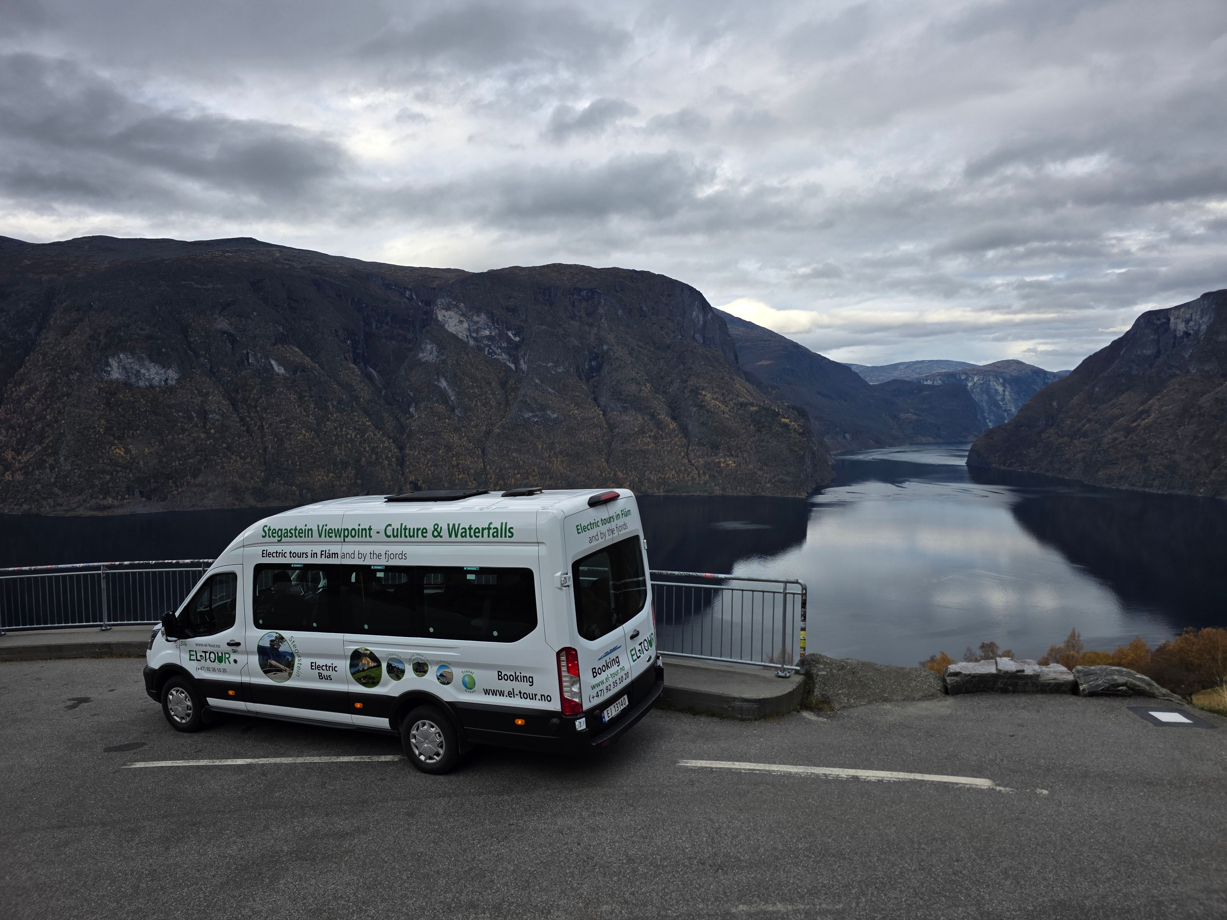 El-Tour electric minibus in the Norwegian fjords